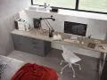 Scrivania moderna con cassettiera grigia, perfetta per le dimensioni scrivania cameretta. Computer, lampada e accessori per studiare.