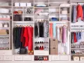 Un armadio ben organizzato con abiti, scarpe, borse e accessori.