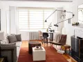 Arredare casa con pochi soldi è possibile: un divano bouclé, tappeto terracotta, tavolini cubici e un tocco di design.