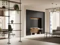 Moderne idee arredamento soggiorno: parete attrezzata nera con TV, libreria a giorno, divano grigio e tavolini.