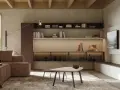 Soggiorno con divano marrone, tavolini da caffè, libreria a parete con TV e un'atmosfera di **arredamento moderno contemporaneo**.
