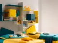 Idee angolo giochi in salotto: due letti colorati, mensole con decorazioni e contenitori, perfetti per una stanza vivace.