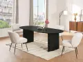Un elegante tavolo nero ovale con sedie bianche in bouclé: un perfetto esempio di come abbinare sedie al tavolo per un look moderno e accogliente.