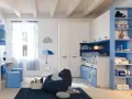 Cameretta per bambini con letto a castello, scrivania e armadio. Idee per organizzare casa con stile e funzionalità.