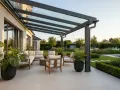 Moderne idee portico entrata casa esterno: un'oasi di relax con divani, poltrone e piante sotto una tettoia in vetro.