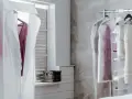 Soluzione per come creare ripiani nell'armadio: organizer sospesi con scomparti per abiti e accessori.