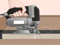 Mano che usa un seghetto alternativo per tagliare il plexiglass. La lama dentata è a contatto con il materiale, mostrando come tagliare plexiglass con precisione.