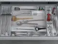 Organizzare la cucina: come fare divisori per cassetti fai da te. Utensili, coltelli e posate ordinati in un cassetto.