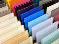Campione di lastre di vetro colorato, pronte per colorare vetro e creare effetti luminosi.