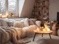 Un accogliente salotto con camino acceso, divano bianco e coperte morbide. Un'atmosfera da **casa aesthetic** perfetta per rilassarsi.