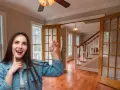 Donna entusiasta indica le porte interne con vetro, pensando a come rinnovare la casa con stile.