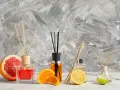 Profumatori ambiente fai da te con bastoncini, agrumi e profumi freschi.