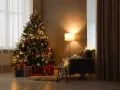 Un accogliente soggiorno con un **albero di Natale stile scandinavo** illuminato, circondato da regali. Una poltrona invitante e una lampada creano un'atmosfera calda.