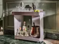 Carrello bar moderno con bottiglie di tequila, bicchieri e secchiello per il ghiaccio. Un'ottima idea per un angolo bar casa elegante.