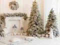 Un incantevole scenario natalizio con alberi innevati, luci calde e regali. Ecco come decorare albero di natale bianco per un'atmosfera magica.