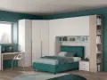 Un progetto cameretta piccola con letto, scrivania, armadio angolare bianco e libreria a giorno.