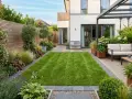 Giardino moderno con prato verde, arredi da esterno e piante rigogliose. Ottime idee giardino per creare un'oasi di relax.