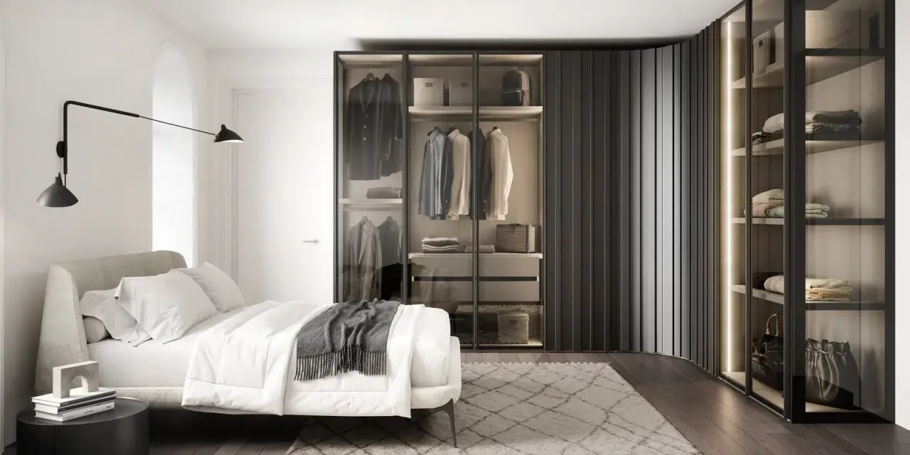 Elegante armadio angolare misure personalizzabili, con ante in vetro e illuminazione interna, che valorizza un guardaroba ordinato.