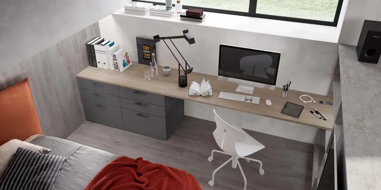 Scrivania moderna con cassettiera grigia, perfetta per le dimensioni scrivania cameretta. Computer, lampada e accessori per studiare.
