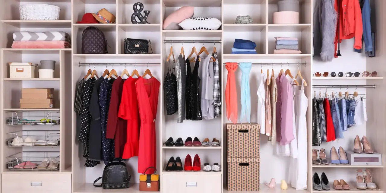 Un armadio ben organizzato con abiti, scarpe, borse e accessori.