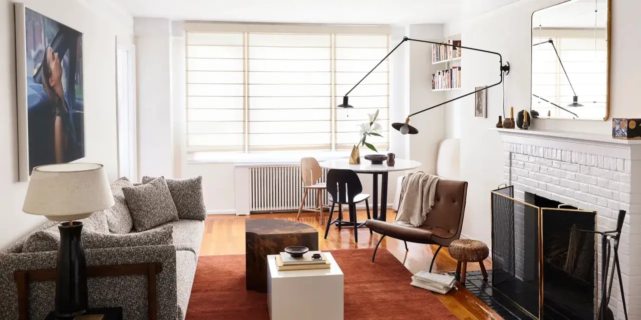 Arredare casa con pochi soldi è possibile: un divano bouclé, tappeto terracotta, tavolini cubici e un tocco di design.