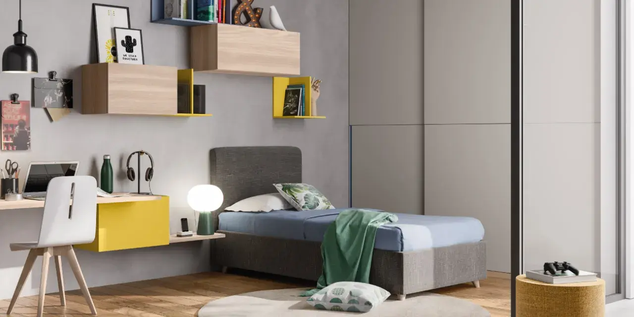 Camera ragazzo 20 anni: letto singolo, scrivania con sedia, libreria a muro e armadio.