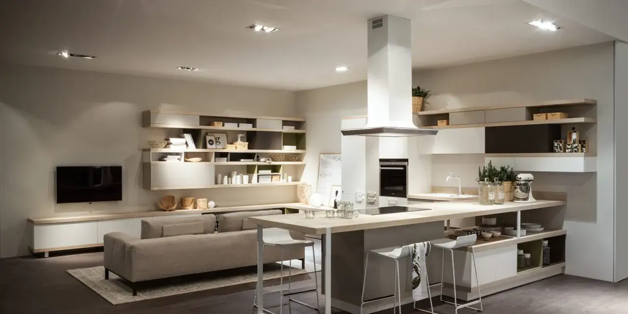 Interni di villette moderne con cucina a isola, divano e libreria a parete.