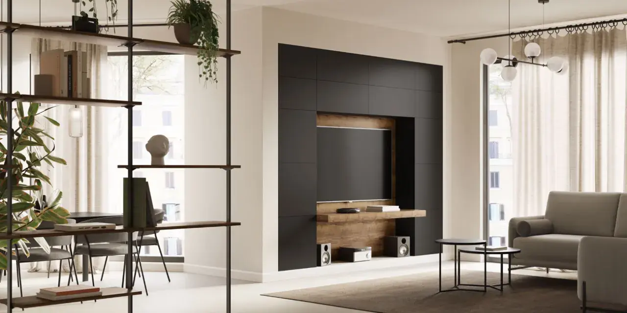 Moderne idee arredamento soggiorno: parete attrezzata nera con TV, libreria a giorno, divano grigio e tavolini.