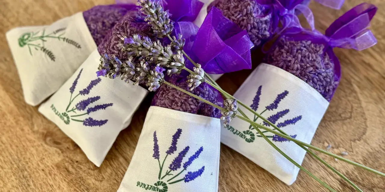 Sacchetti lavanda fai da te, profumati e decorati con fiori freschi, pronti per profumare la casa.