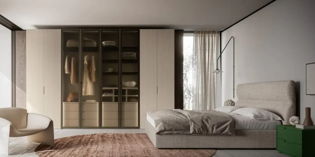 Camera da letto moderna con letto, armadio a vista e poltrona. Ottimi spunti su come disporre i mobili in camera da letto per un look elegante.