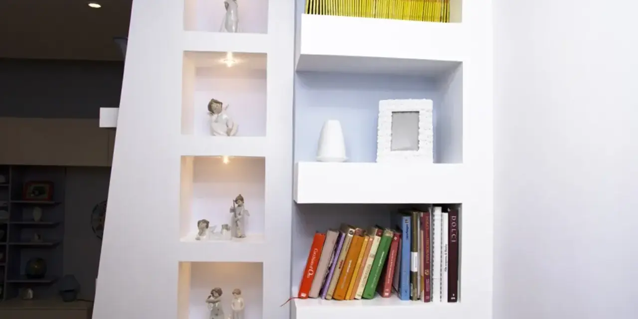 Moderne idee mensole in cartongesso con nicchie illuminate per statuette e ripiani per libri e decorazioni.