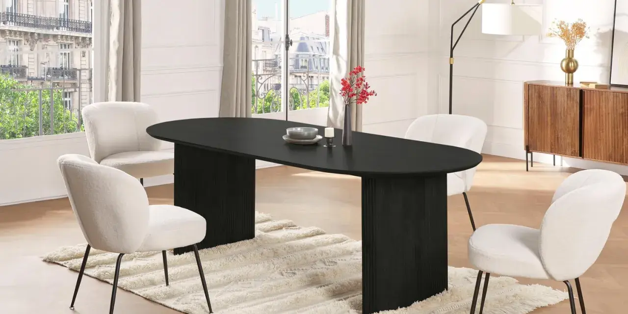 Un elegante tavolo nero ovale con sedie bianche in bouclé: un perfetto esempio di come abbinare sedie al tavolo per un look moderno e accogliente.