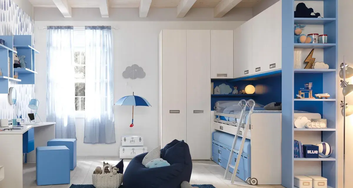 Cameretta per bambini con letto a castello, scrivania e armadio. Idee per organizzare casa con stile e funzionalità.