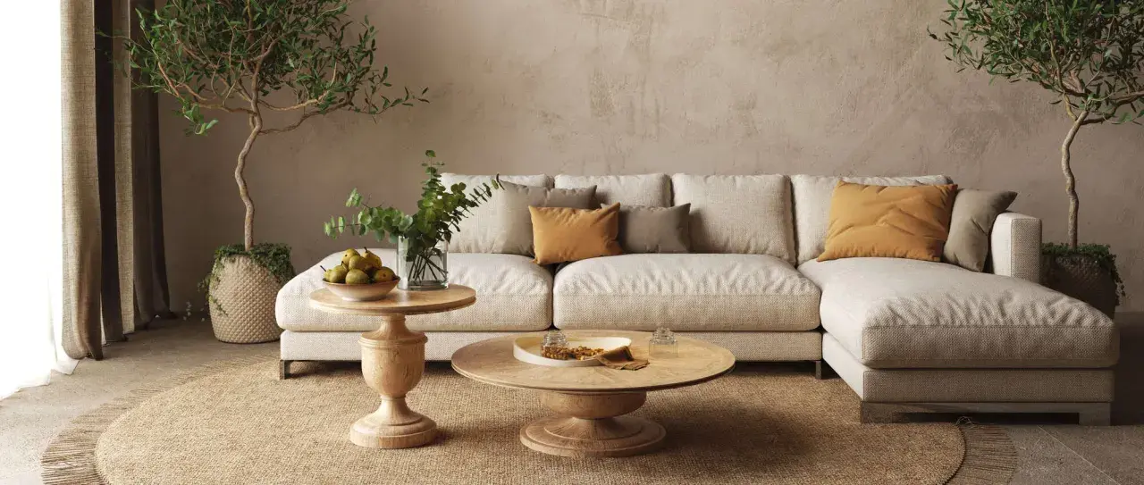 Un accogliente soggiorno con un divano componibile color crema, tavolini in legno e piante. L'arredamento stile contemporaneo crea un'atmosfera rilassante.