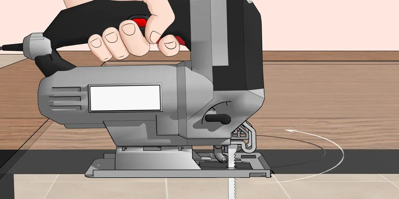 Mano che usa un seghetto alternativo per tagliare il plexiglass. La lama dentata è a contatto con il materiale, mostrando come tagliare plexiglass con precisione.