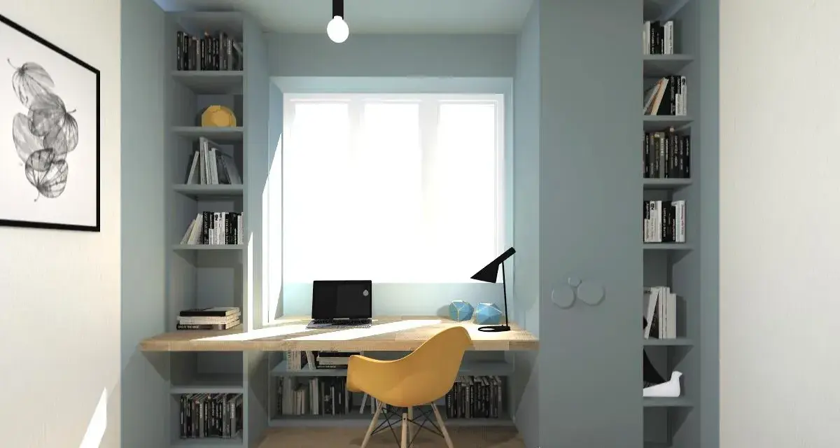 Accogliente stanza studio con una lunga scrivania, sedia gialla e una libreria a muro piena di libri.