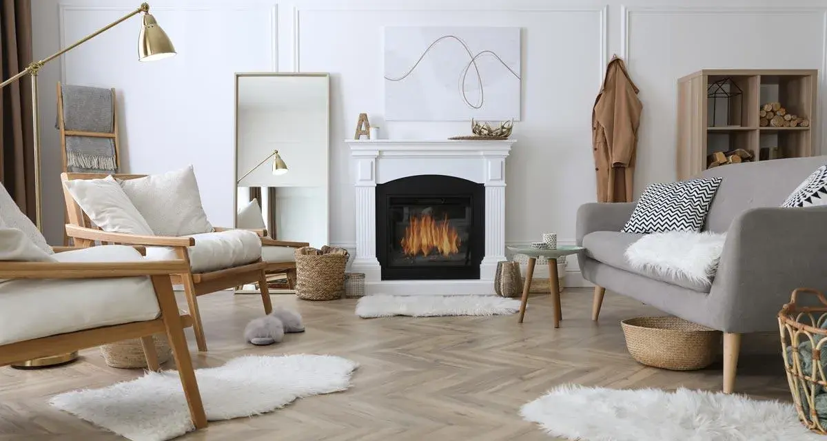 Un soggiorno accogliente con camino acceso, poltrone in legno, divano grigio e tappeti soffici. Perfetto per una casa cozy.