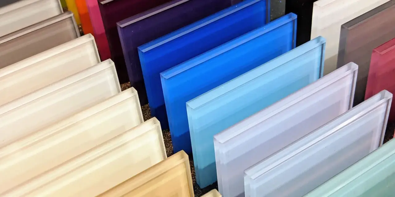 Campione di lastre di vetro colorato, pronte per colorare vetro e creare effetti luminosi.