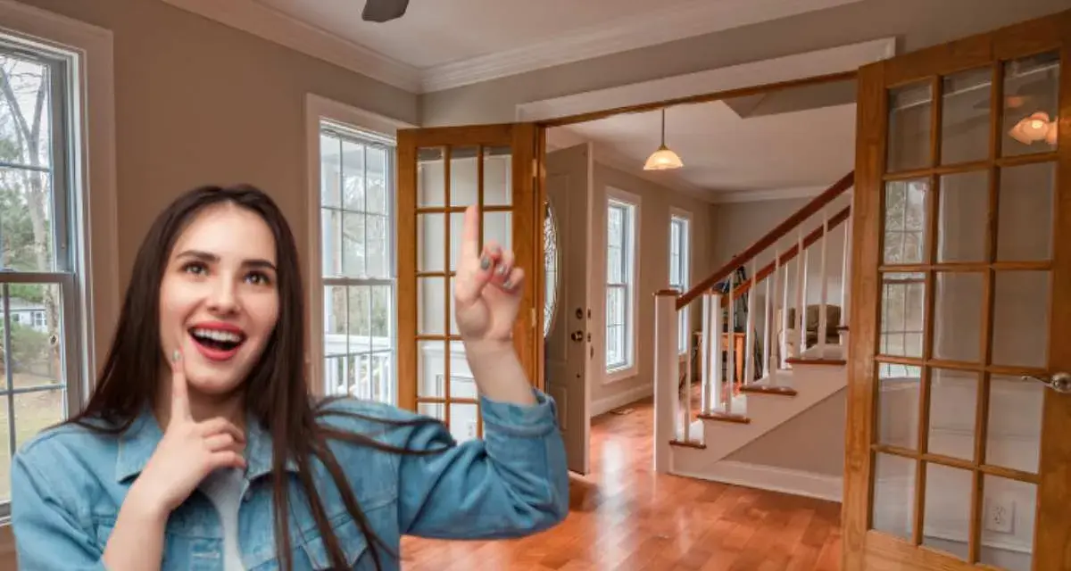Donna entusiasta indica le porte interne con vetro, pensando a come rinnovare la casa con stile.