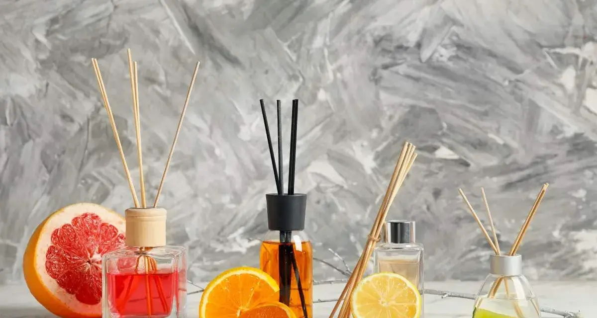 Profumatori ambiente fai da te con bastoncini, agrumi e profumi freschi.