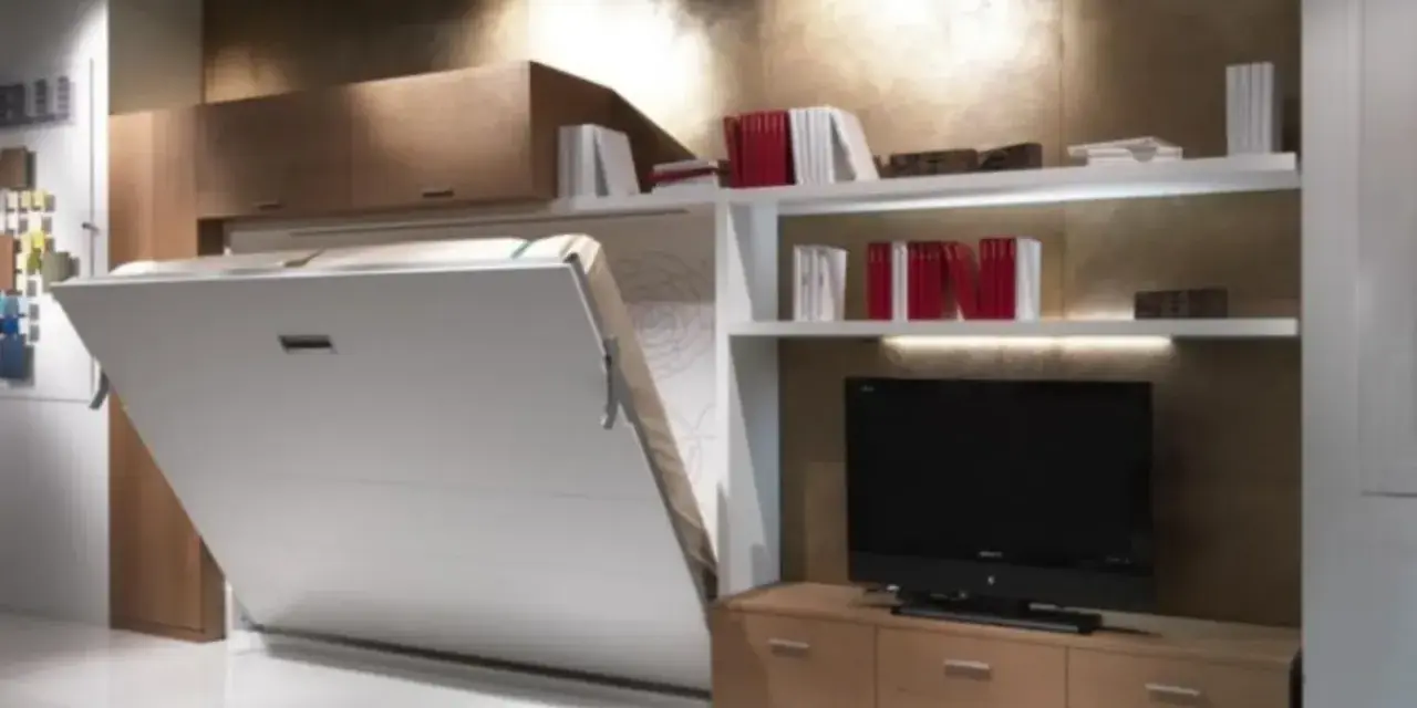 Soluzione salvaspazio per come arredare una casa piccola: letto a scomparsa integrato con libreria e mobile TV.