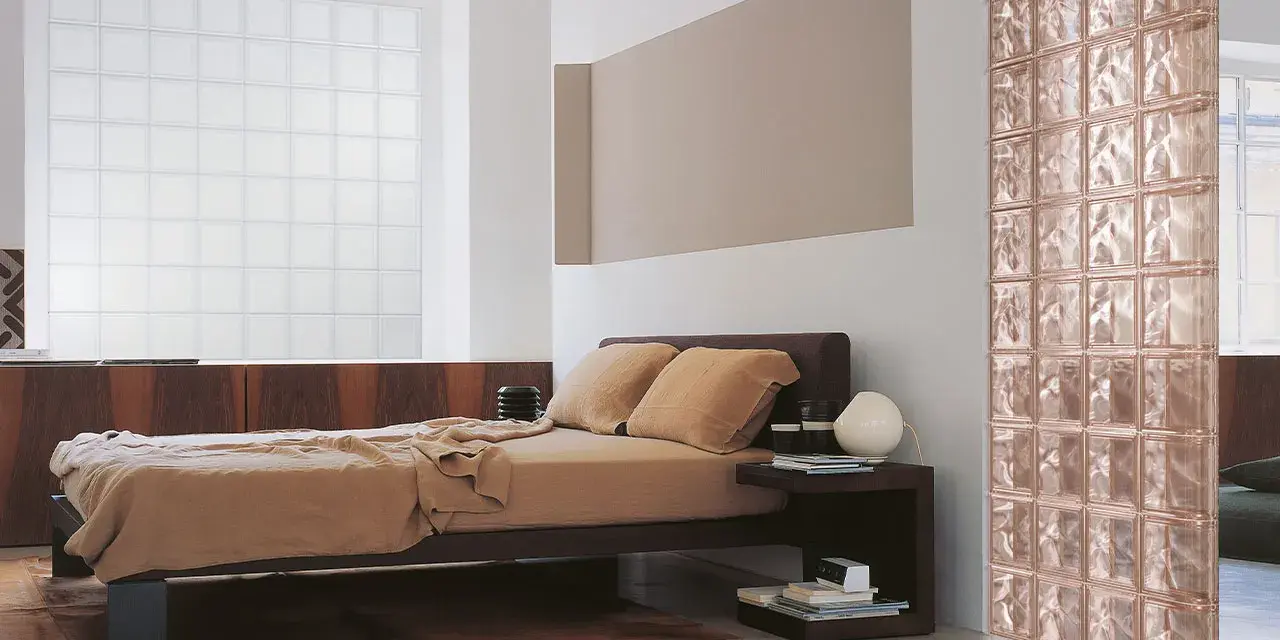Camera da letto con letto marrone, un divisorio in **vetrocemento moderno** color rosa e una grande finestra in vetro opaco.