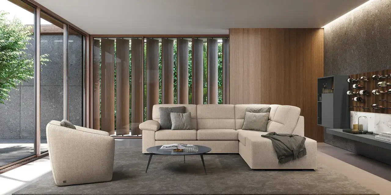 Soggiorno moderno con divano angolare beige, poltrona, tavolino e parete attrezzata con cantinetta. Ottime idee parete soggiorno.
