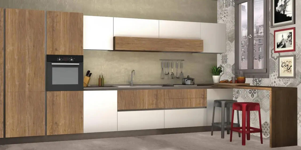 Cucina 10 mq rettangolare con mobili in legno e bianchi, piano di lavoro in pietra, sgabelli rossi e grigi, e una finestra con vista sulla città.