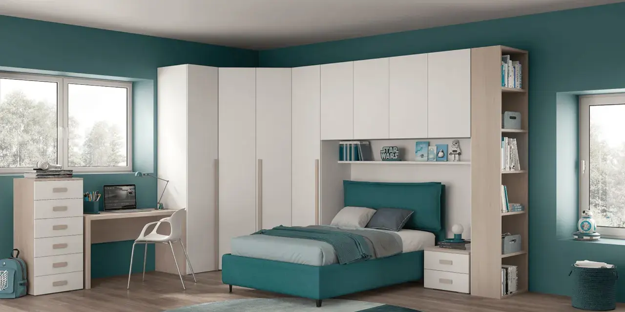 Un progetto cameretta piccola con letto, scrivania, armadio angolare bianco e libreria a giorno.