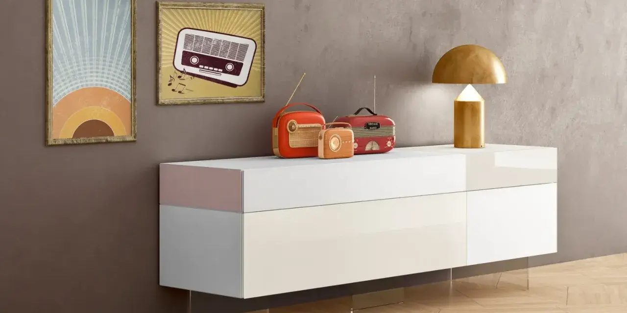 Tre radio vintage e una lampada dorata: ecco cosa mettere su una madia moderna per un tocco retrò.