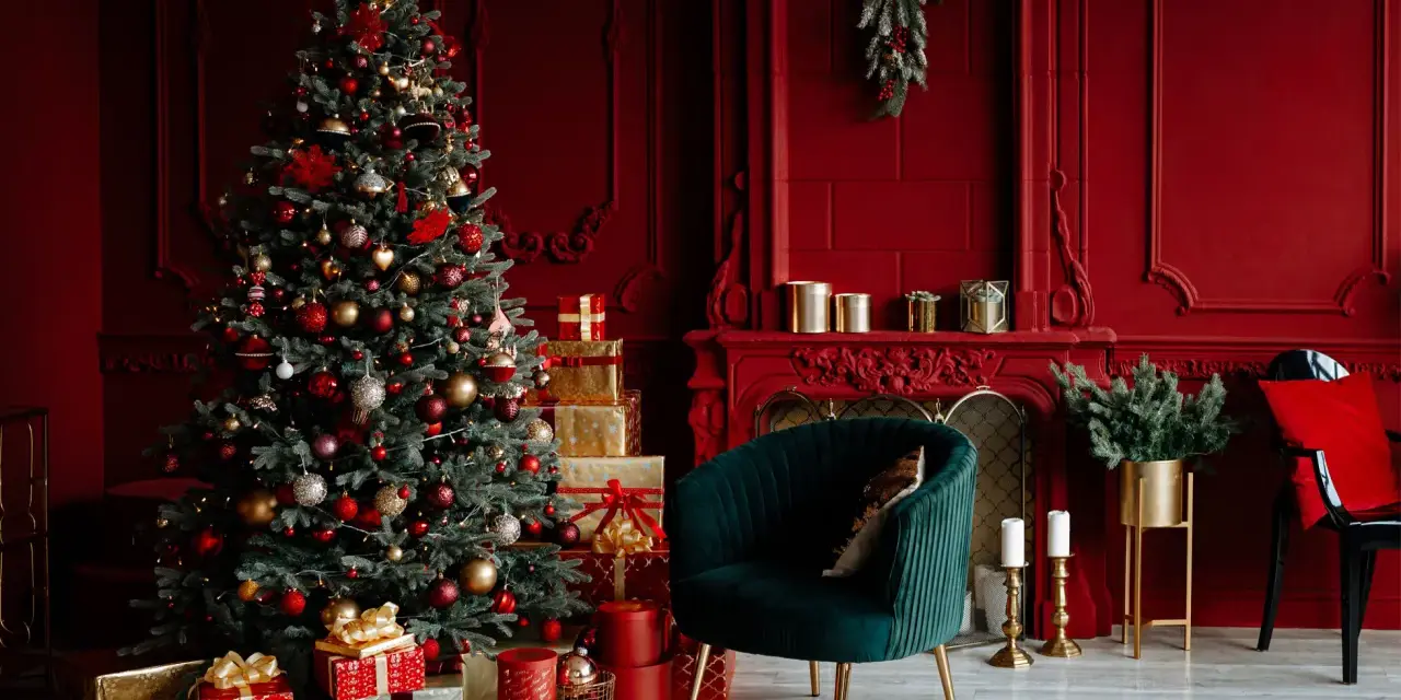 Albero di Natale addobbato con palline rosse e oro, circondato da regali. Un'ispirazione per le tue idee albero di natale rosso e oro.