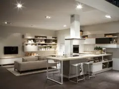 Interni di villette moderne con cucina a isola, divano e libreria a parete.