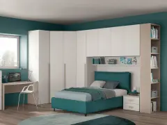 Un progetto cameretta piccola con letto, scrivania, armadio angolare bianco e libreria a giorno.