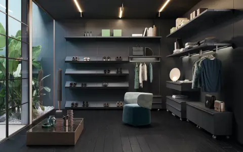 Armadio moderno organizzato con mensole per scarpe e abiti appesi, ideale per chi ama organizzare armadio senza cassetti.